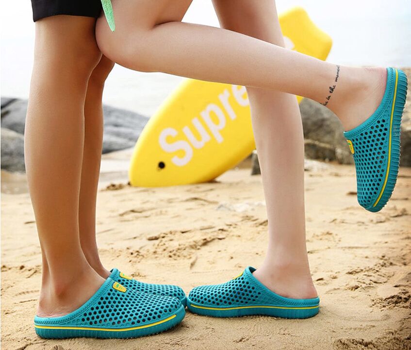 Aby ste predišli infekcii hubami, musíte pri chôdzi na pláži nosiť papuče. 